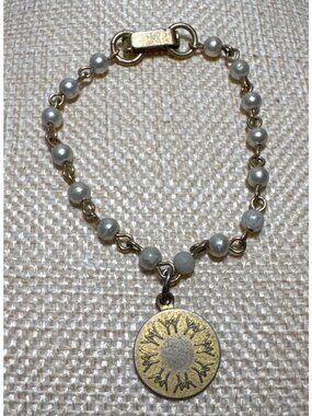 World Fair Expo 67 Faux Pearl Bracelet Gold Tone Medallion Canada Petite Childs